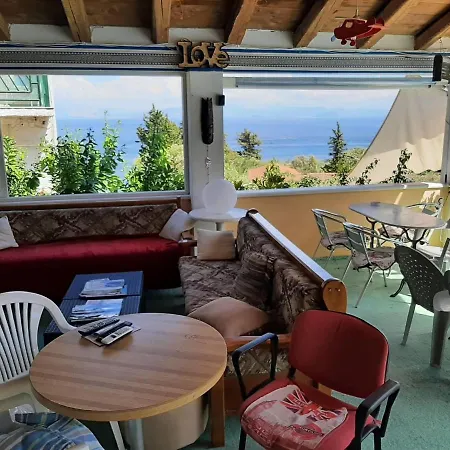 Tasteful In With Shared Pool Apartment